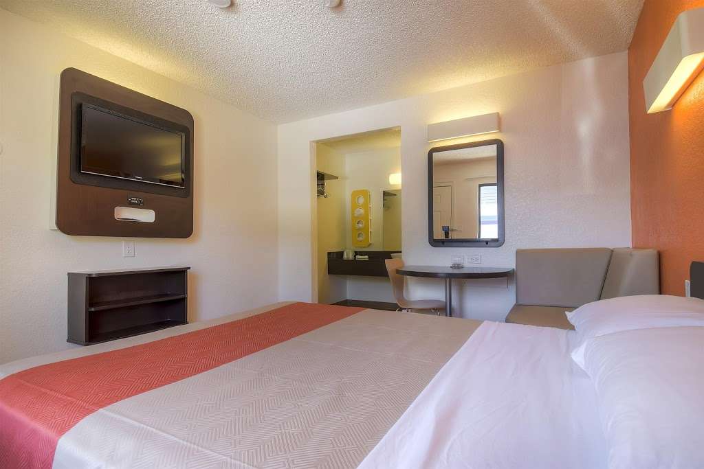 Motel 6 Las Vegas - I-15 | 5085 Dean Martin Dr, Las Vegas, NV 89118, USA | Phone: (702) 739-6747