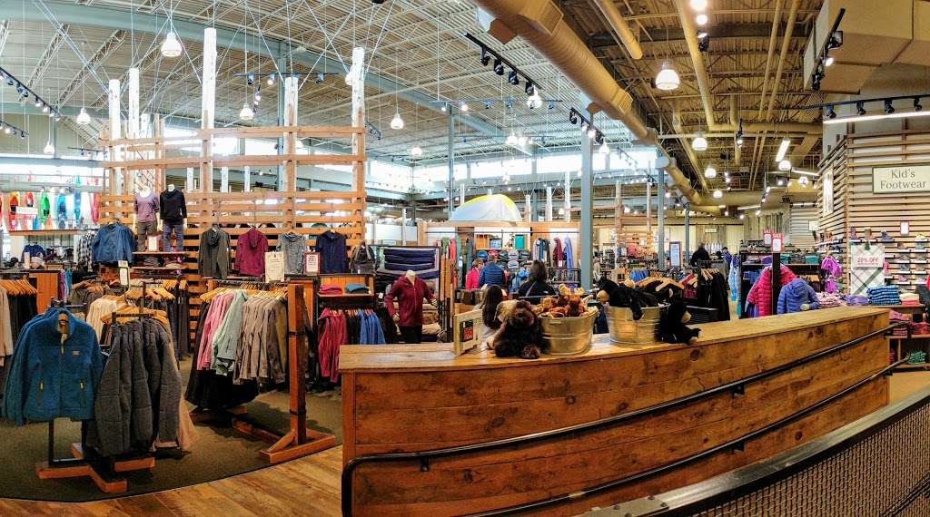 L.L.Bean | 280 School St, Mansfield, MA 02048, USA | Phone: (888) 552-5547