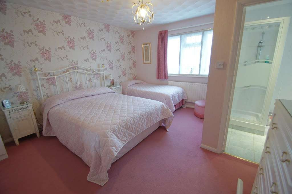 Caprice Guest House | Bonnetts Lane, Ifield Crawley RH11 0NY, UK | Phone: 01293 528620