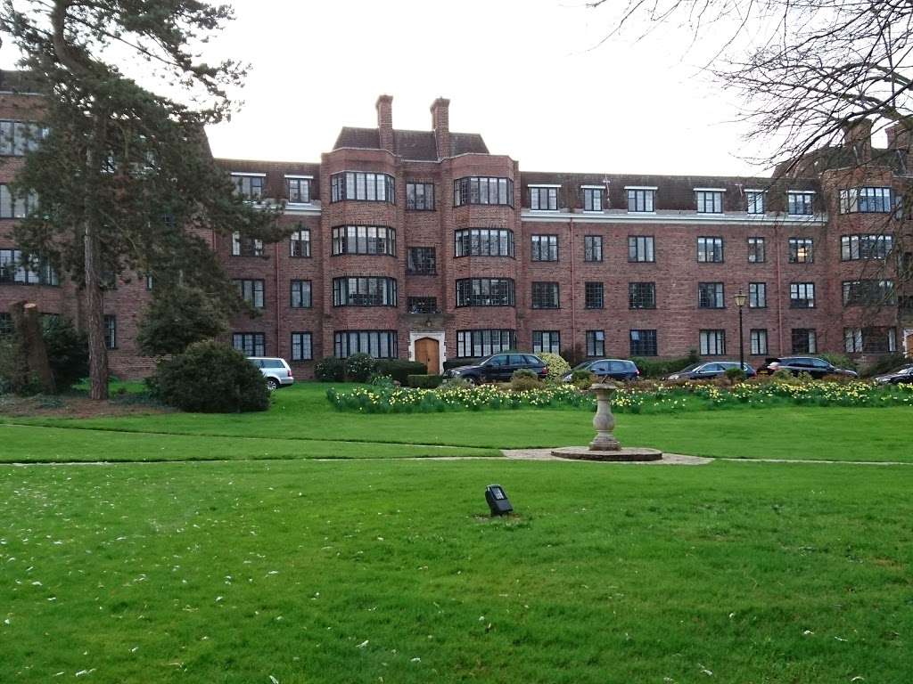 Manor Fields | 251 Hayward Gardens, London SW15 3BT, UK | Phone: 020 8788 1017