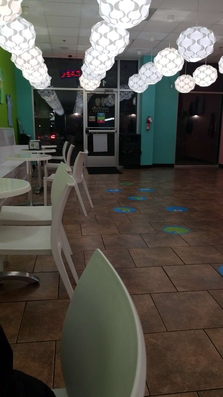 sweetFrog Premium Frozen Yogurt | 15 S Gateway Dr, Fredericksburg, VA 22406, USA | Phone: (540) 479-1188
