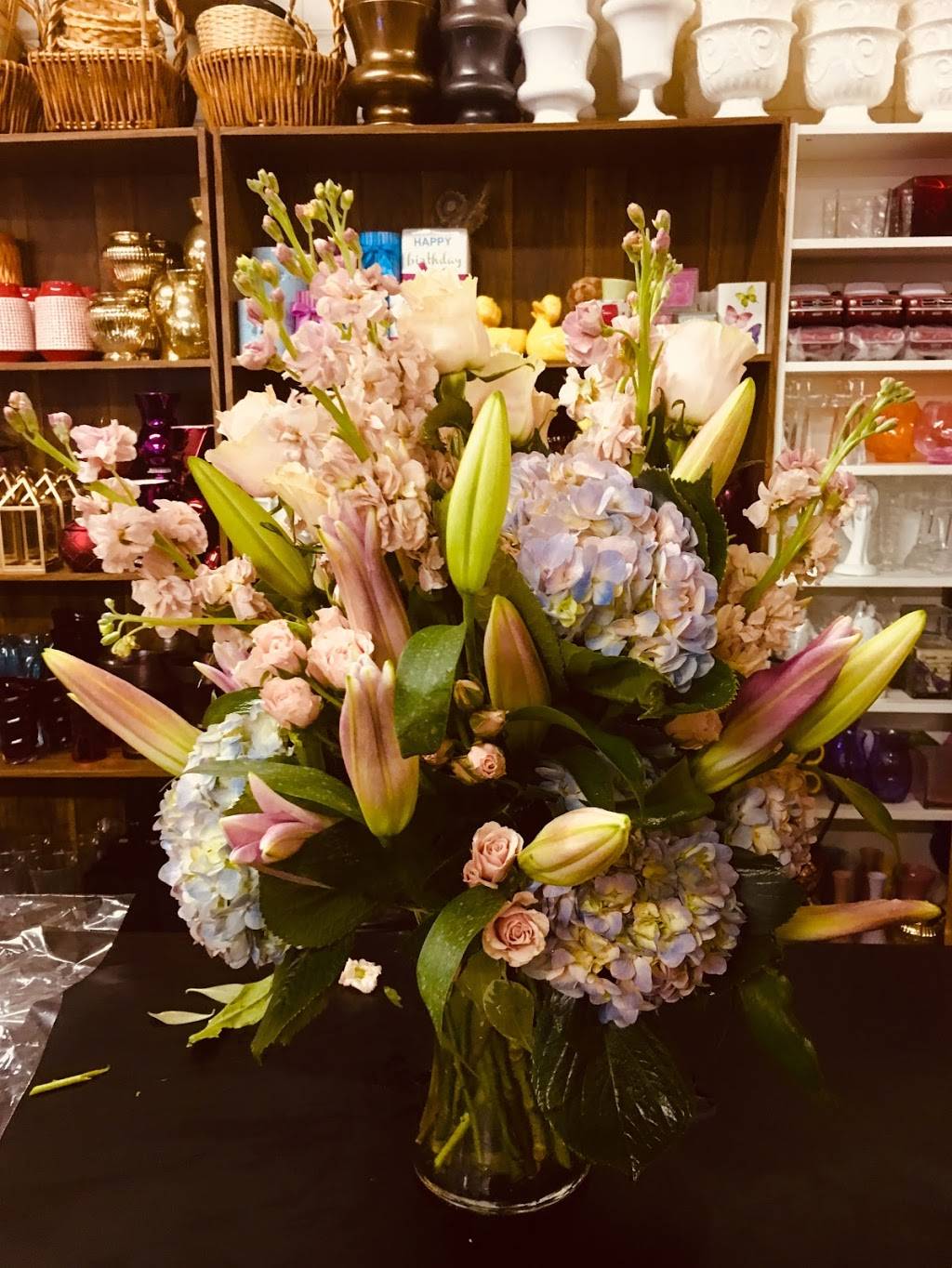 Dynamic Flowers | 830 Hanna St E, Windsor, ON N8X 2N8, Canada | Phone: (519) 972-9777