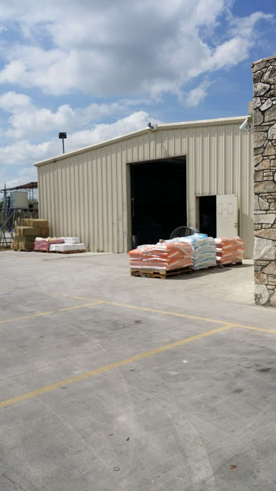 Livengood Feeds | 4647 Roosevelt Ave, San Antonio, TX 78214, USA | Phone: (210) 924-1041