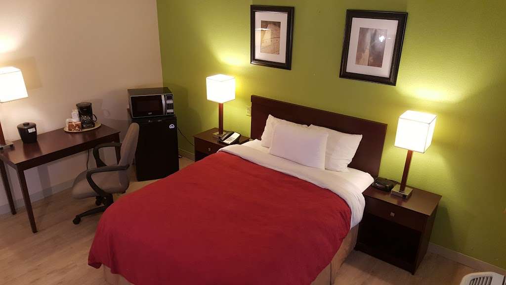 Airport Waterfront Inn | 103 Taylor Ave, Essington, PA 19029, USA | Phone: (610) 521-1400