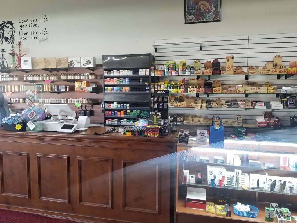 Smoke world vape #3 | 4267 W Layton Ave, Greenfield, WI 53221, USA | Phone: (414) 231-9221