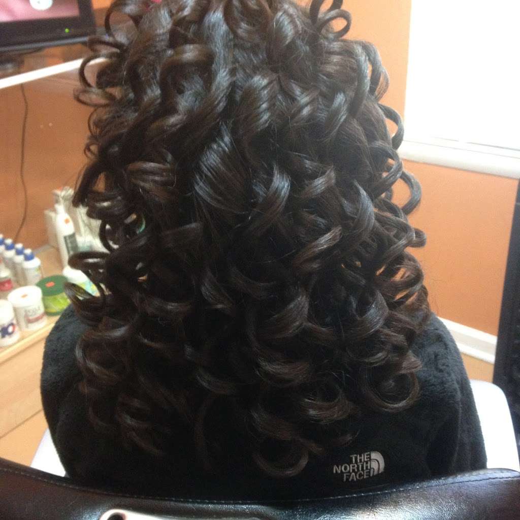 Dominican Hair Stylist -Zoila- | Eastbrook Rd, Charlotte, NC 28215, USA | Phone: (704) 777-6673