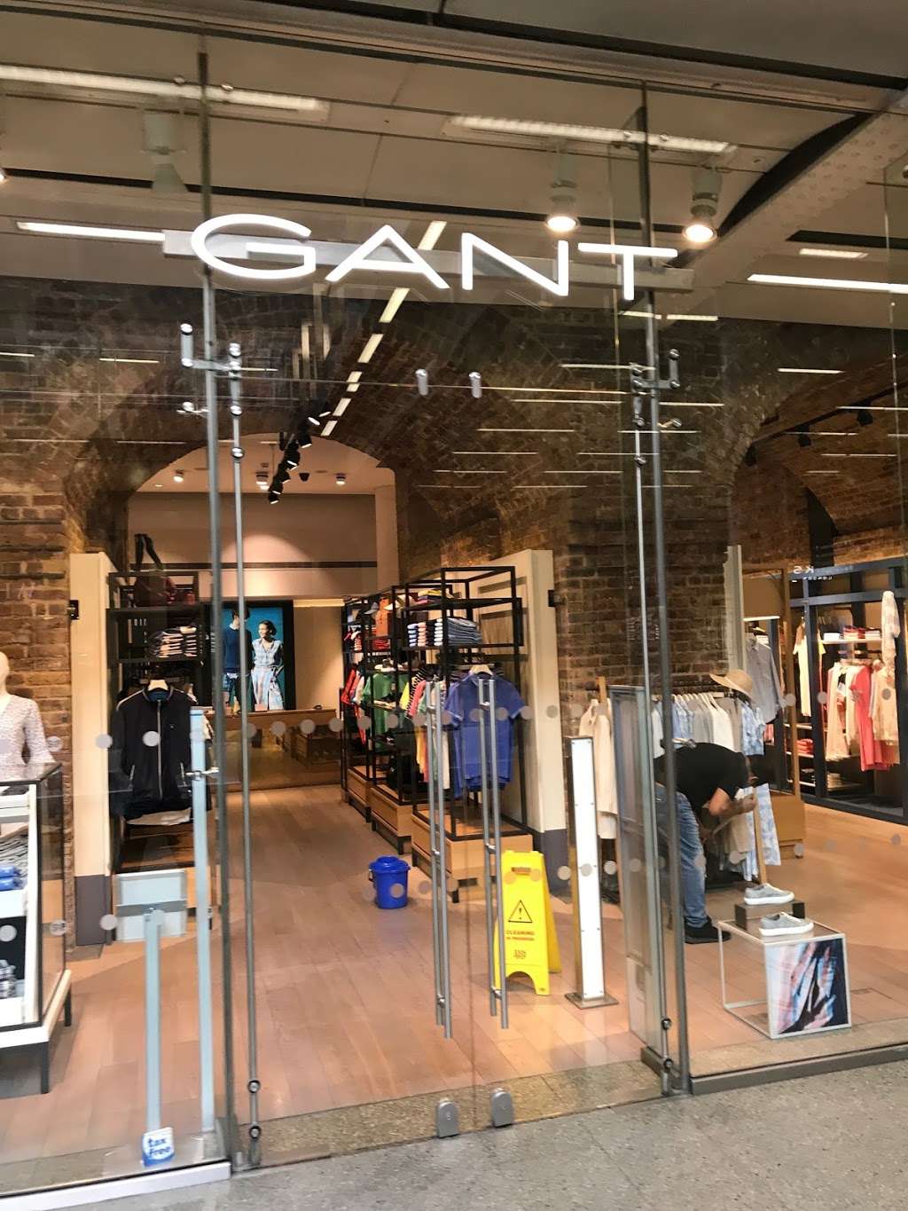 GANT St Pancras | 2a, St Pancras International, Euston Road, Kings Cross, London N1C 4QP, UK | Phone: 020 3696 6600