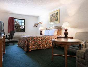 Travelodge Waukegan Gurnee | 3633 N Lewis Ave, Waukegan, IL 60087, USA | Phone: (847) 249-7778