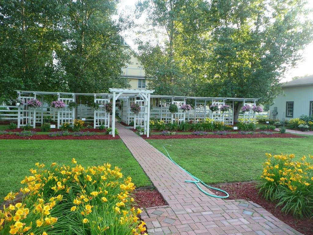 Victorian Veranda Country Inn | 1431 N 1900 Rd, Lawrence, KS 66044, USA | Phone: (785) 841-1265