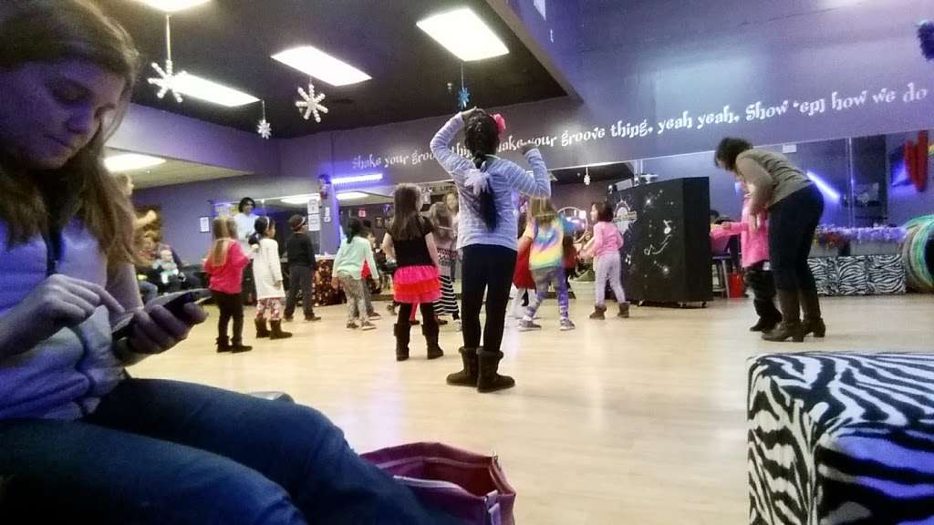 Betsy Fischers Groove Lounge | 701 Cooper Rd #3, Voorhees Township, NJ 08043, USA | Phone: (856) 504-3913