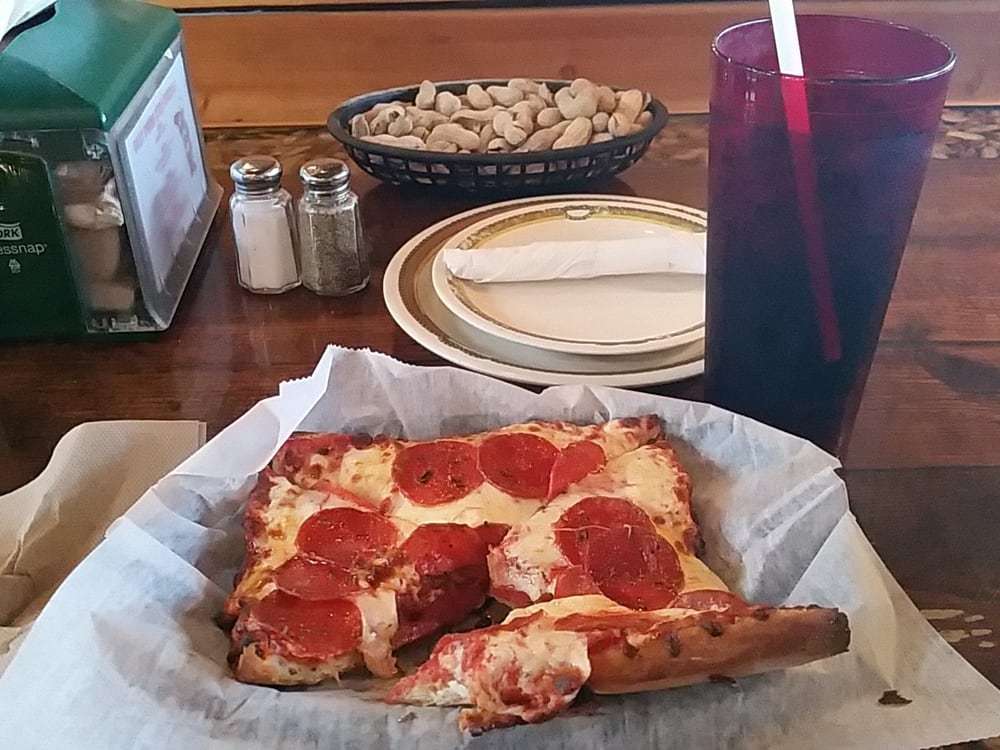 Village Pizza & Pub | 145 N John F.Kennedy Dr, Carpentersville, IL 60110 | Phone: (847) 428-6678