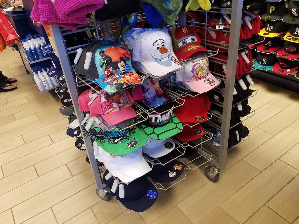 Lids | 5701 Outlets Tejon Pkwy SPC 320, Arvin, CA 93203, USA | Phone: (661) 858-2414