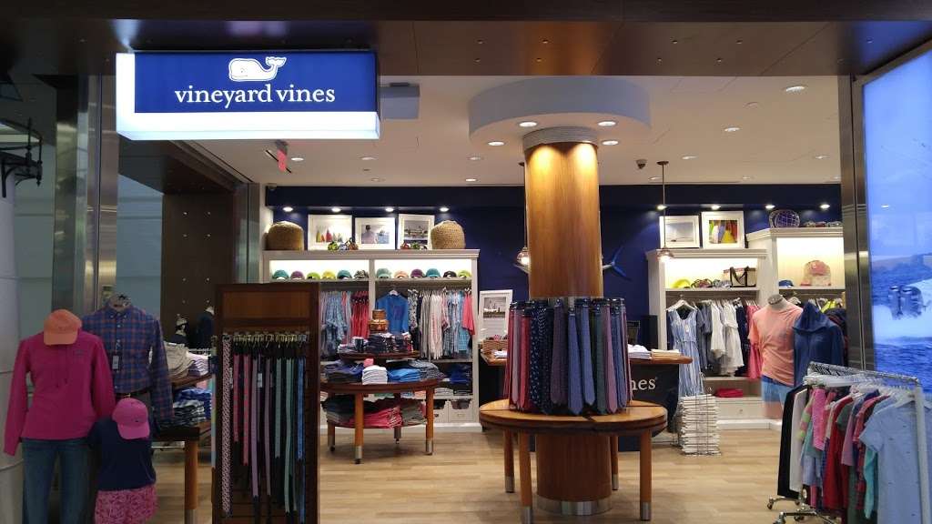 Vineyard Vines | 1 Harborside Dr, Boston, MA 02128, USA