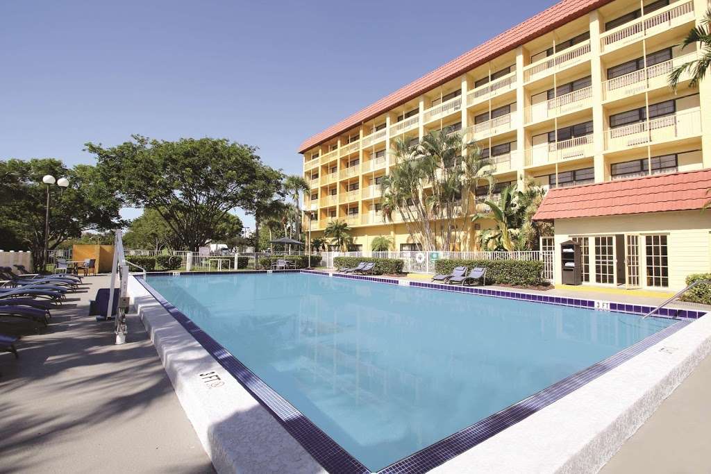 La Quinta Inn & Suites Coral Springs University Dr | 3701 N University Dr, Coral Springs, FL 33065, USA | Phone: (954) 753-9000