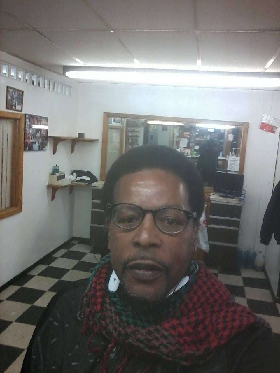 Smittys Seaway Barber Shop | 8806 Hough Ave, Cleveland, OH 44106, USA | Phone: (216) 231-2239