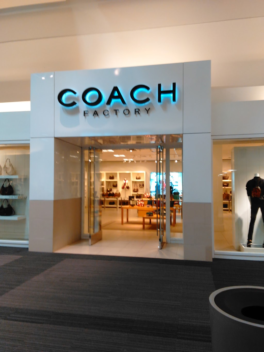 COACH Outlet | 3000 Grapevine Mills Pkwy Space 209A, Grapevine, TX 76051, USA | Phone: (972) 355-8984