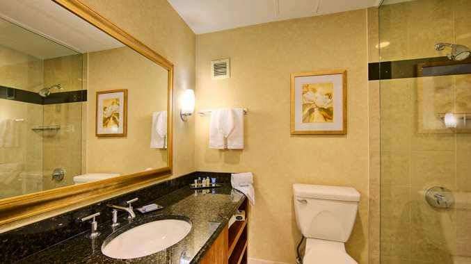 DoubleTree by Hilton Hotel Fort Lee - George Washington Bridge | 2117 Route 4 Eastbound, Fort Lee, NJ 07024, USA | Phone: (201) 461-9000