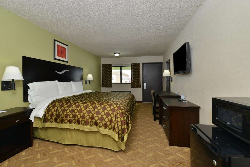 Americas Best Value Inn - Kansas City East / Independence | 13710 E 42nd Terrace S, Independence, MO 64055 | Phone: (816) 373-2800