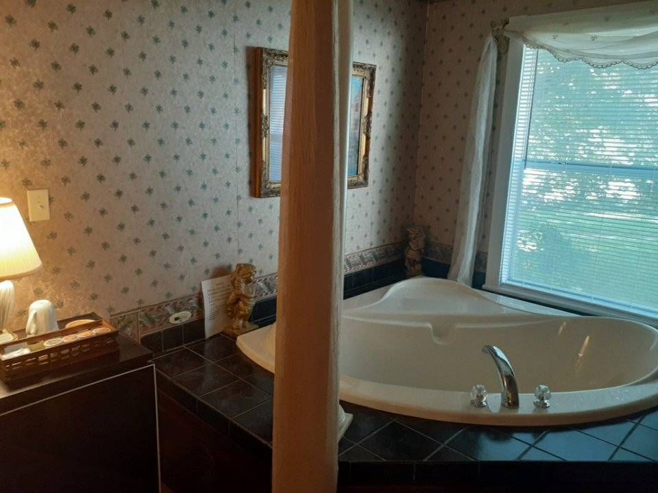 Woodstock Inn Bed & Breakfast | 1212 W Lexington Ave, Independence, MO 64050, USA | Phone: (816) 886-5656