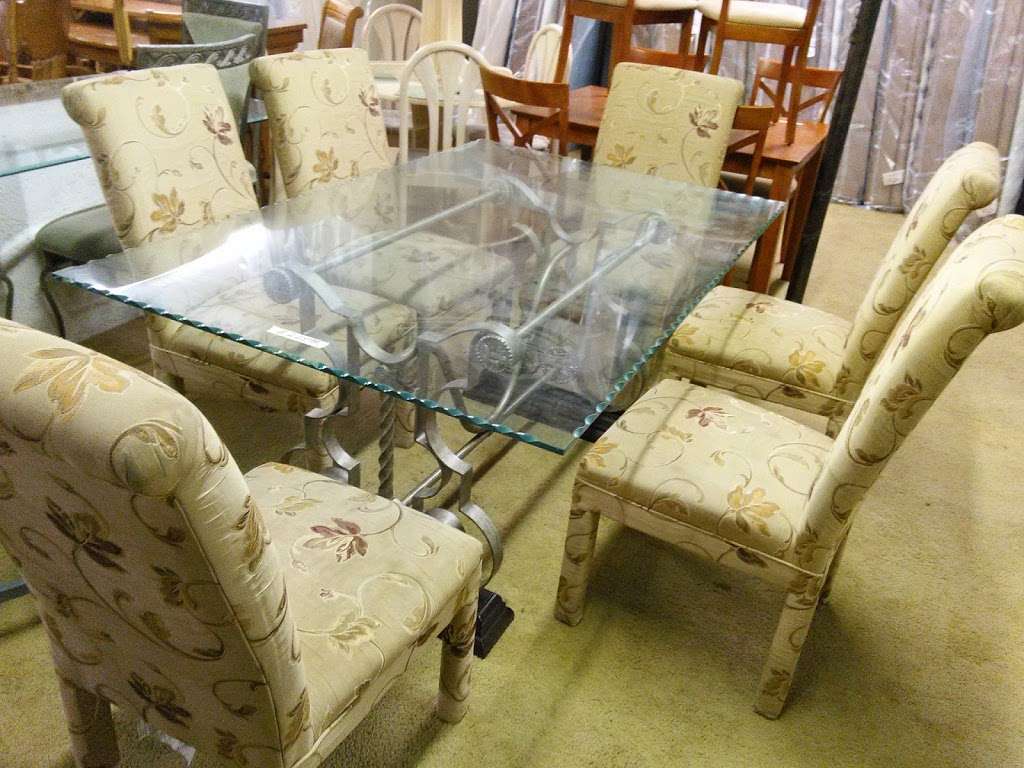 Arnotts Furniture & Auction Gallery | 6001 S Orange Blossom Trail, Davenport, FL 33896, USA | Phone: (407) 401-9893