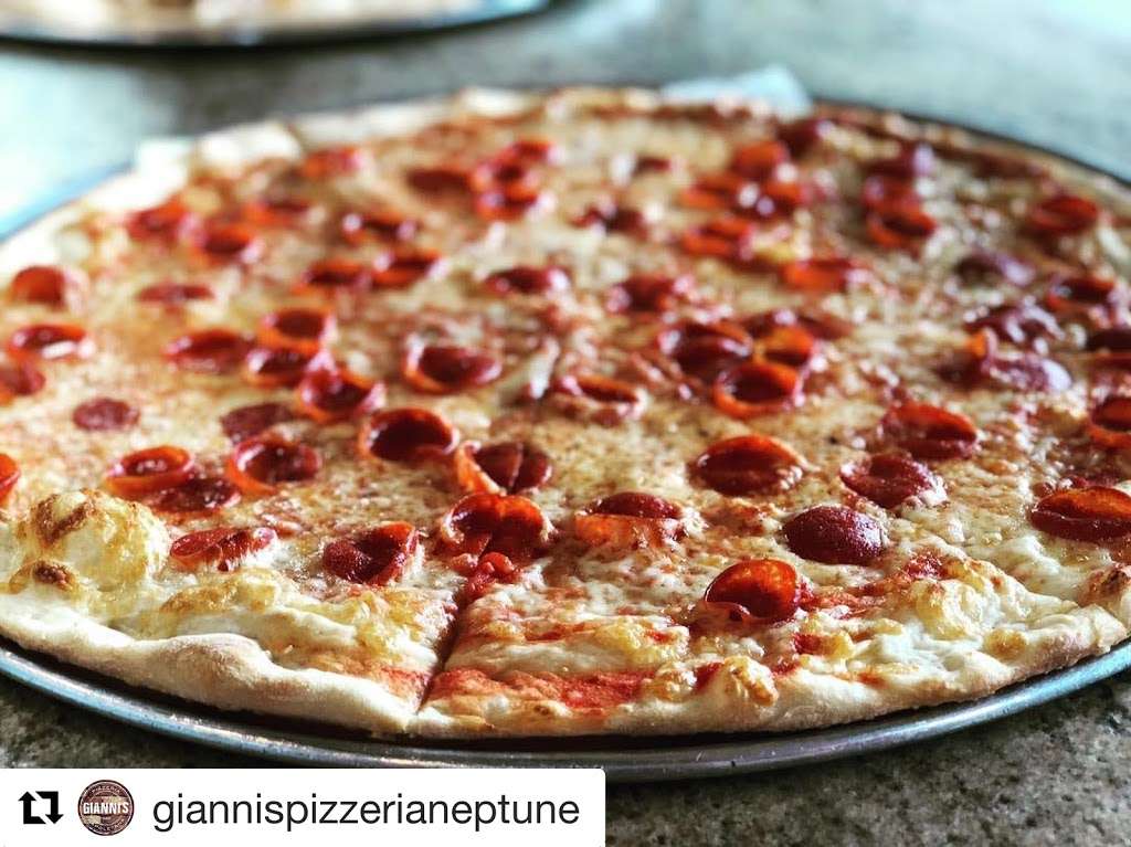 Giannis Pizzeria Oakhurst | 56 Monmouth Rd, Oakhurst, NJ 07755 | Phone: (732) 728-7004