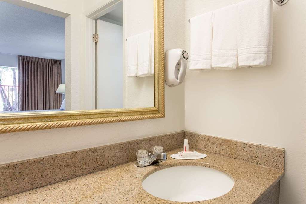 Days Inn by Wyndham West Palm Beach | 2300 45th St, West Palm Beach, FL 33407, USA | Phone: (561) 331-3153