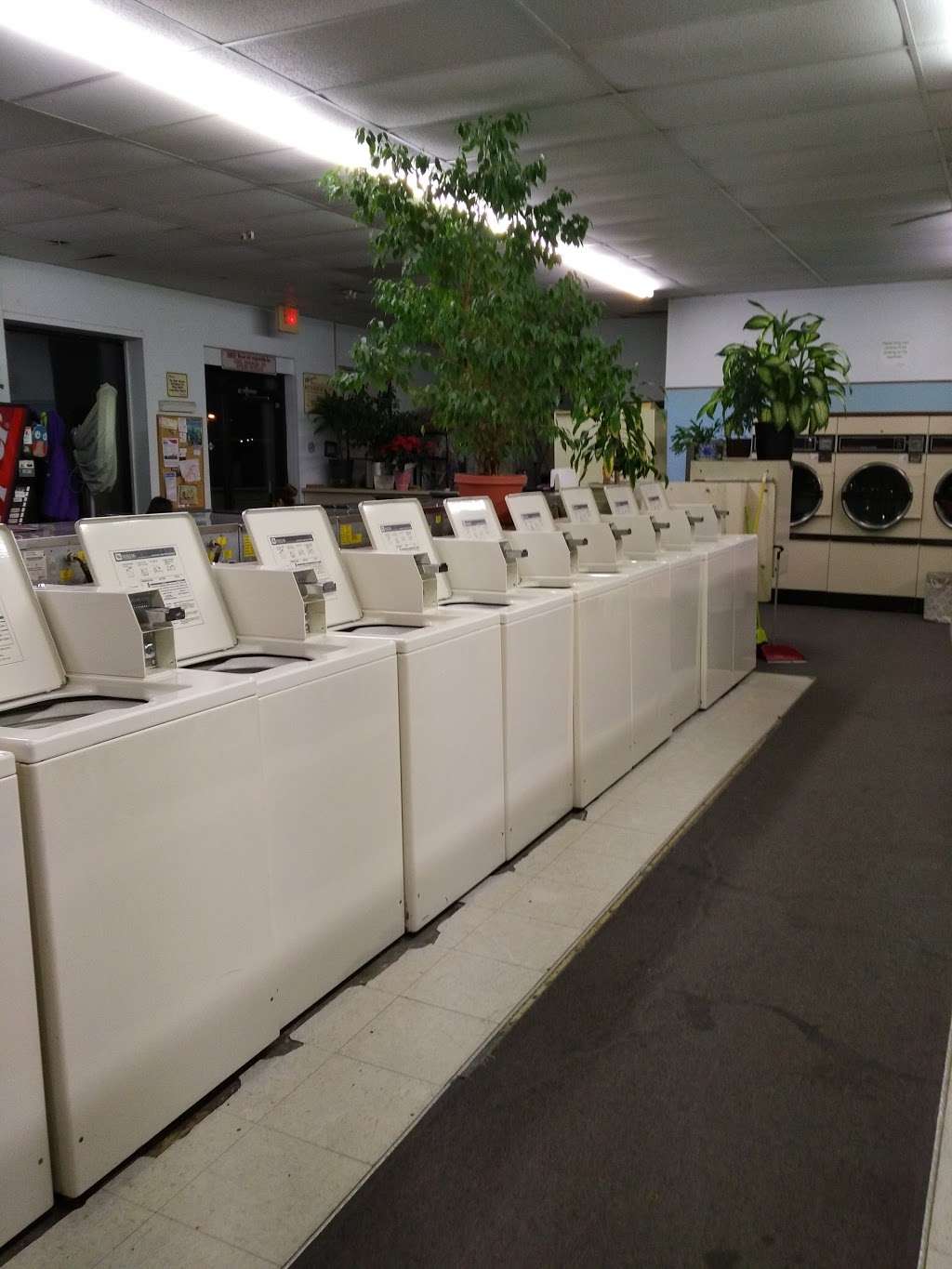 Oldtown Coin Laundry | 3908 S Lynn Ct, Independence, MO 64055, USA | Phone: (816) 254-4501