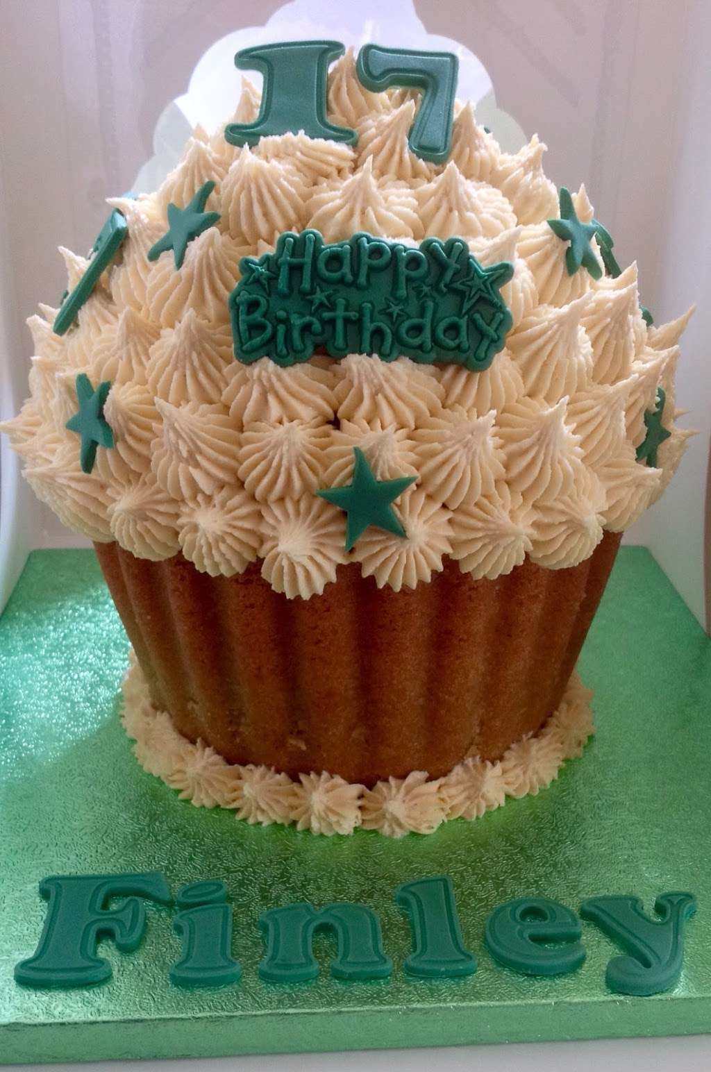 Chrissys Cupcakes, Brownies, Tray Bakes, Cake Pops, Celebration | 29 Great North Rd, Welwyn Garden City AL8 7TJ, UK | Phone: 07954 410446