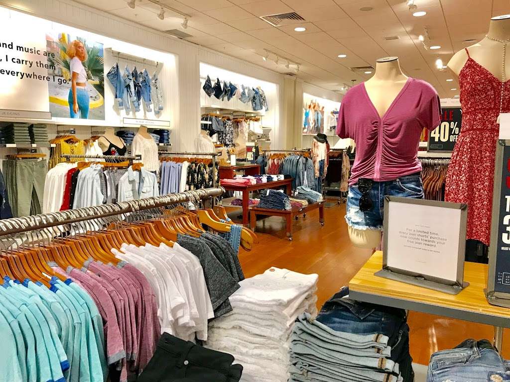 American Eagle Outfitters | 1277 Broadway, Saugus, MA 01906, USA | Phone: (781) 233-5404