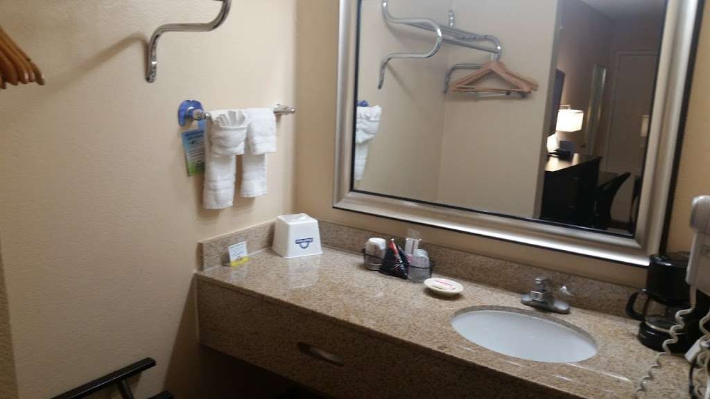 Days Inn by Wyndham Dallas Irving | 2200 E Airport Fwy, Irving, TX 75062, USA | Phone: (972) 975-9440