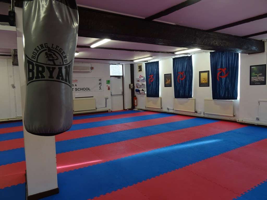 B24FIT Fitness Studio | Fitness & Martial Arts Studio, Hildenborough Village Hall, 10 Riding Lane, Hildenborough TN11 9HY, UK | Phone: 07429 448062