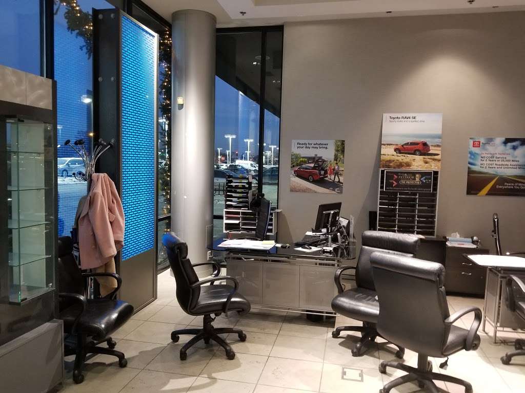 Bredemann Toyota | 1301 W Dempster St, Park Ridge, IL 60068, USA | Phone: (847) 655-1435