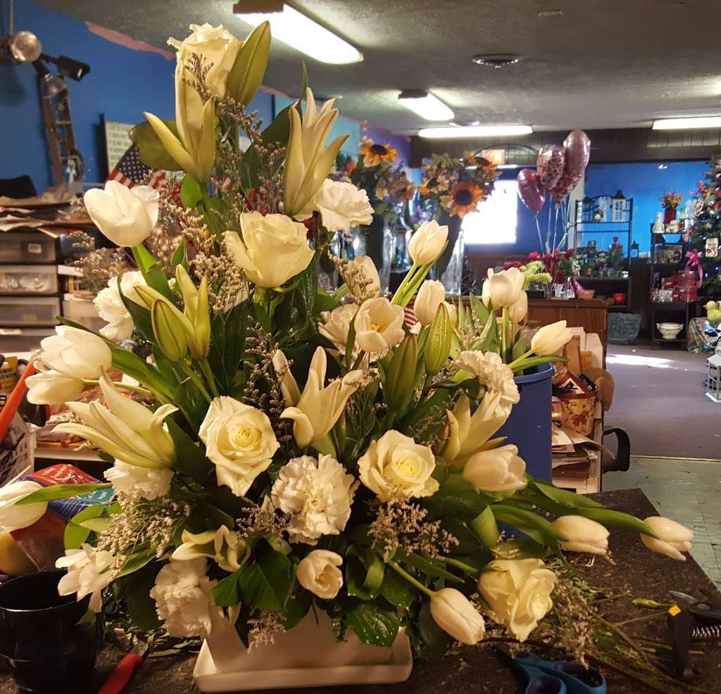 Flower Pots & More | 1117 E Main St, Greensburg, IN 47240, USA | Phone: (812) 222-7687