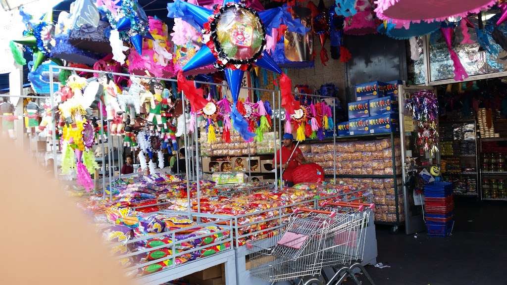 Navarro’s Party Supply | 1258 E Olympic Blvd, Los Angeles, CA 90021, USA | Phone: (213) 488-1184