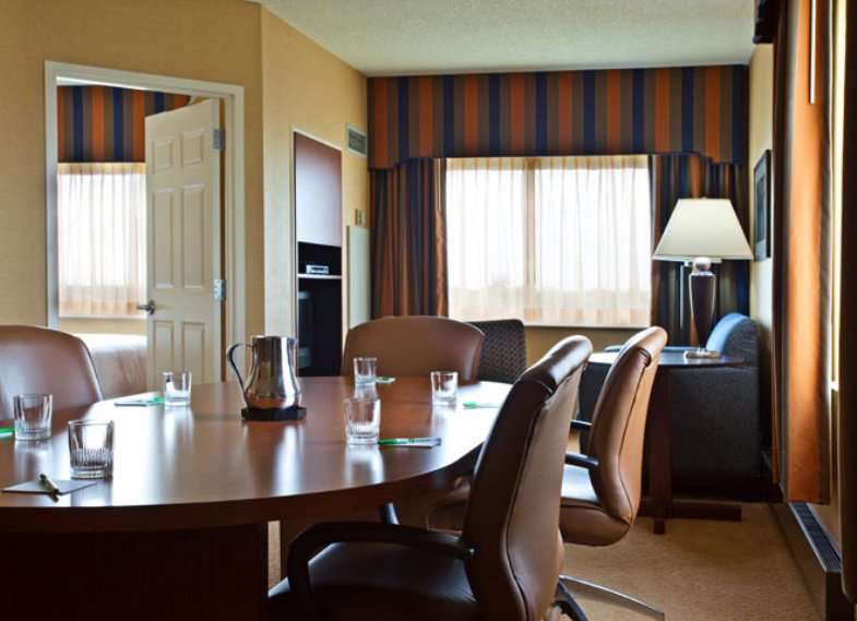 Holiday Inn and Suites Chicago OHare Rosemont Hotel | 10233 W Higgins Rd, Rosemont, IL 60018, USA | Phone: (847) 954-8600