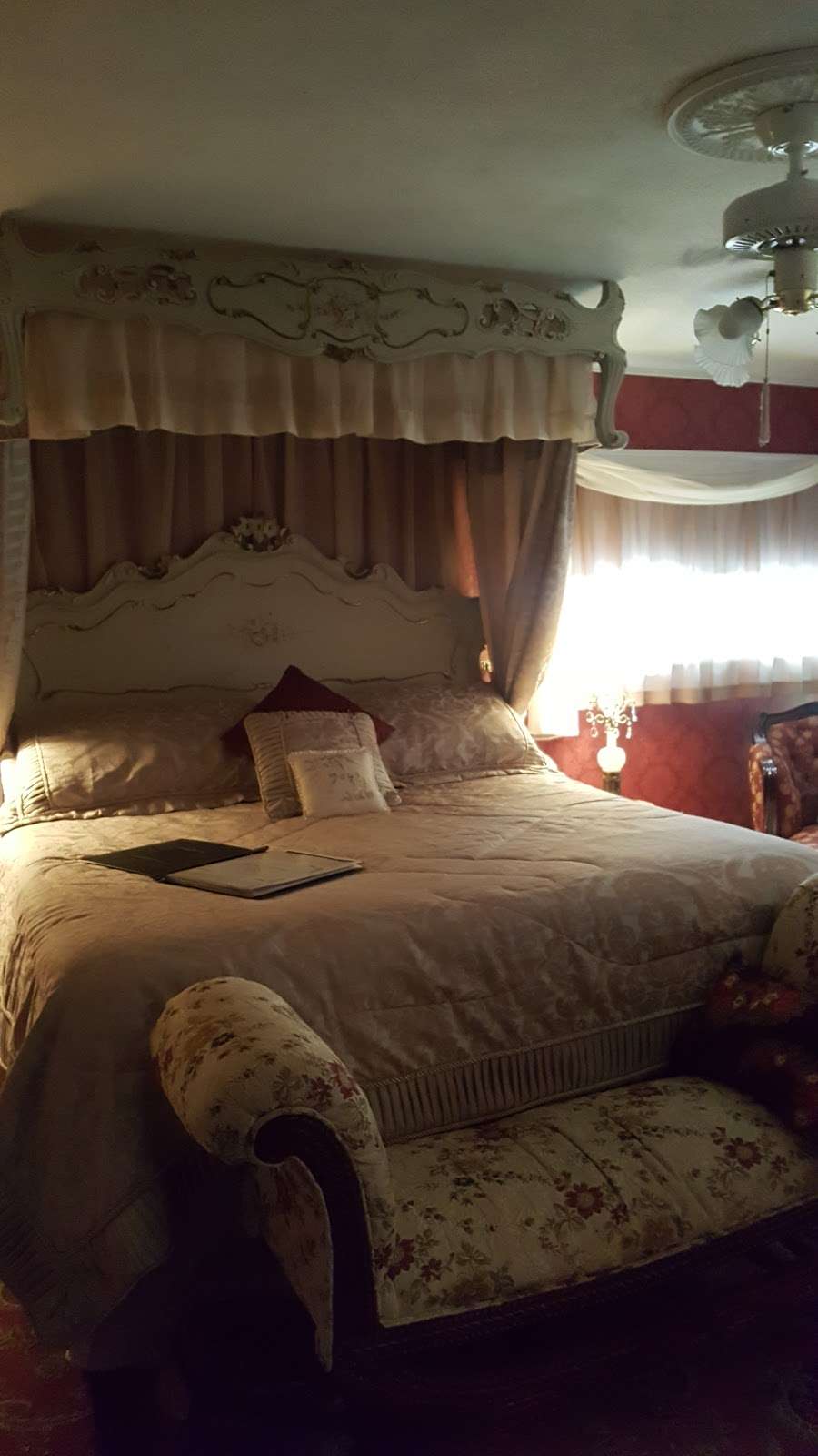 Three Oaks Bed & Breakfast | 33 N Lakeshore Blvd, Lake Wales, FL 33853, USA | Phone: (863) 676-4470