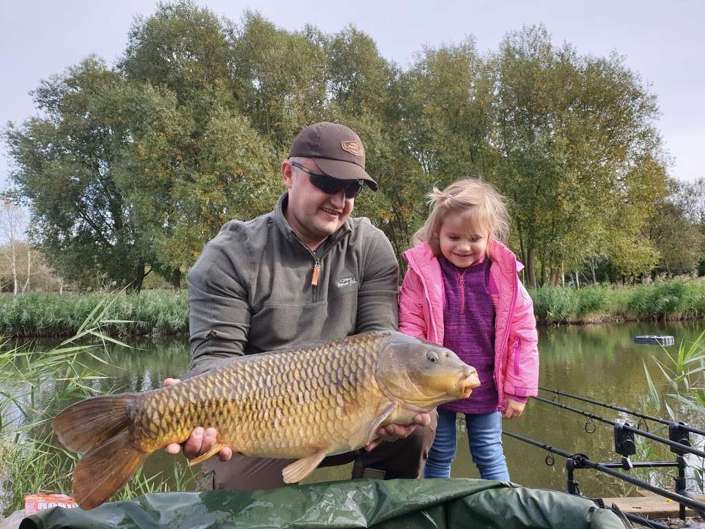 Picks Cottage Fishing Lakes and Tackle Shop | Sewardstone Rd, London, Waltham Abbey, London E4 7RA, UK | Phone: 020 8529 4114