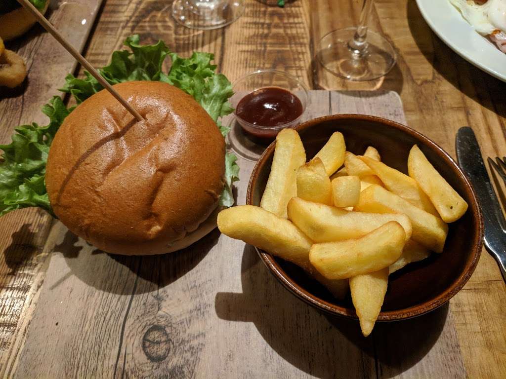 The Huntsman & Hounds | Ockendon Road, Upminster RM14 2DN, UK | Phone: 01708 221672