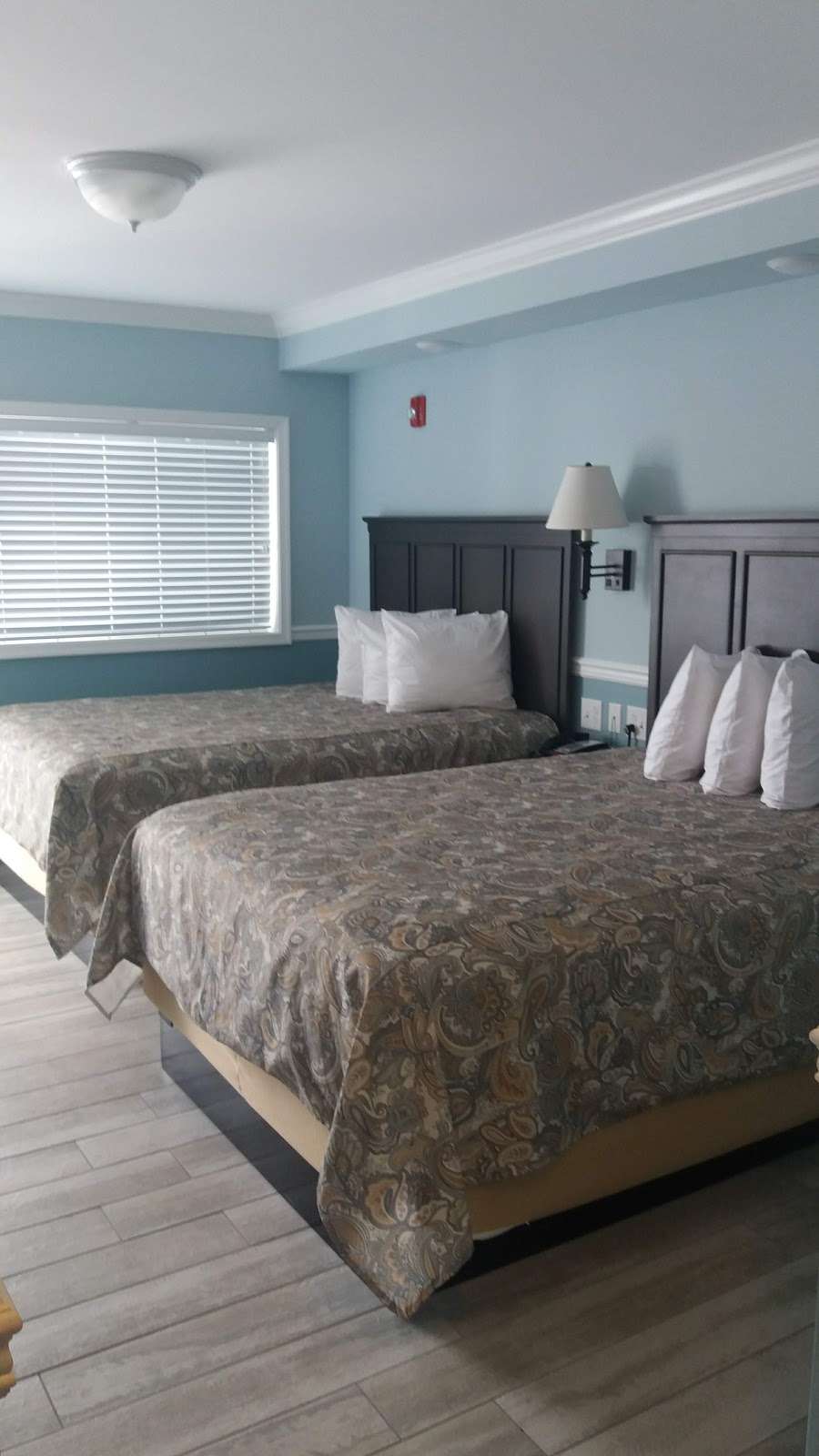 The Stone Harbor Inn | 9700 2nd Ave, Stone Harbor, NJ 08247, USA | Phone: (609) 368-4422