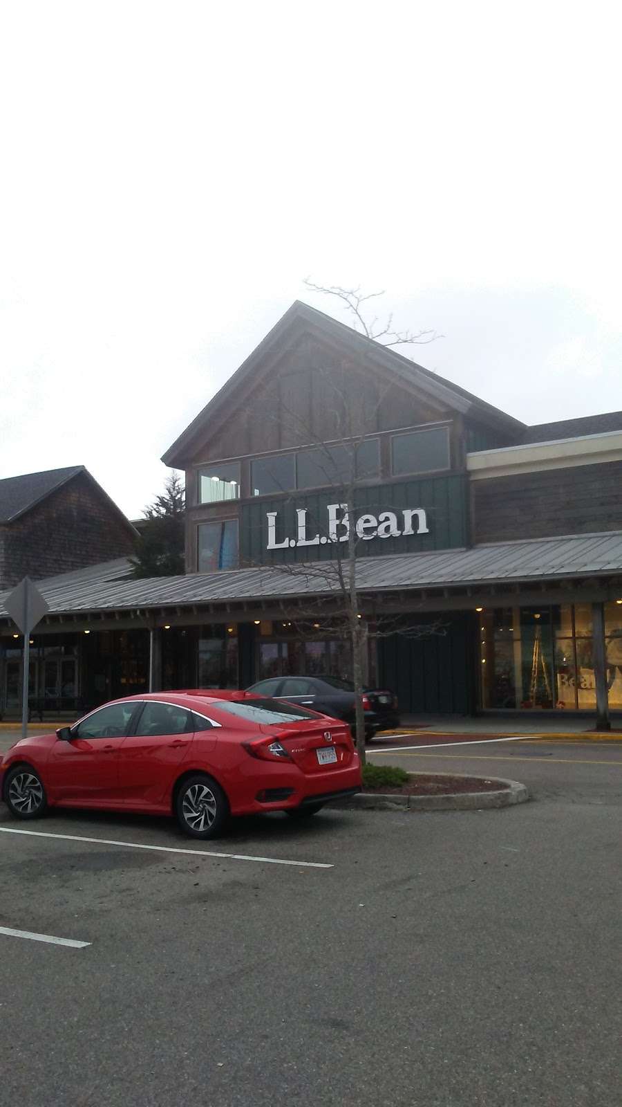 L.L.Bean | 280 School St, Mansfield, MA 02048, USA | Phone: (888) 552-5547