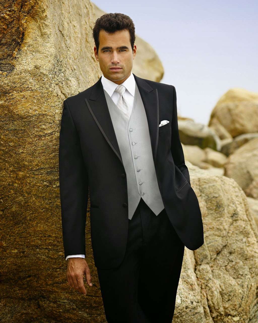 Black Tie Formalwear | 1948 Essington Rd, Joliet, IL 60435 | Phone: (815) 439-1175