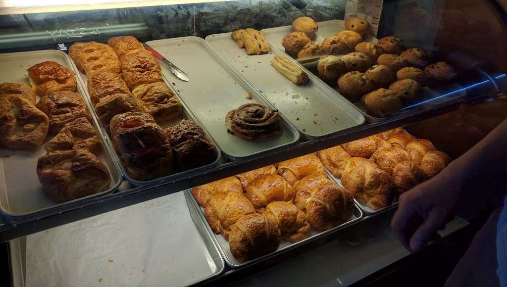 DC Cafe Donuts | 18501 Victory Blvd, Reseda, CA 91335 | Phone: (818) 345-2627