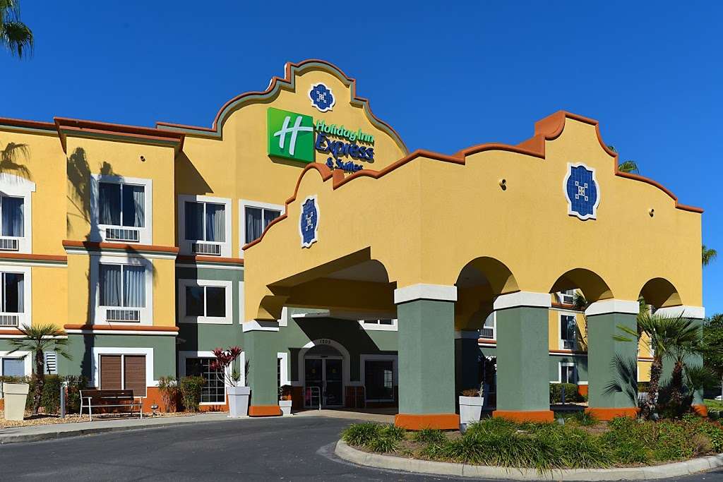 Holiday Inn Express & Suites The Villages | 1205 Avenida Central North, The Villages, FL 32159, USA | Phone: (352) 750-3888