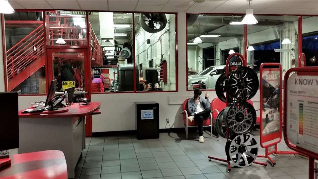 Discount Tire | 10058 N Metro Pkwy W, Phoenix, AZ 85051, USA | Phone: (602) 944-3345