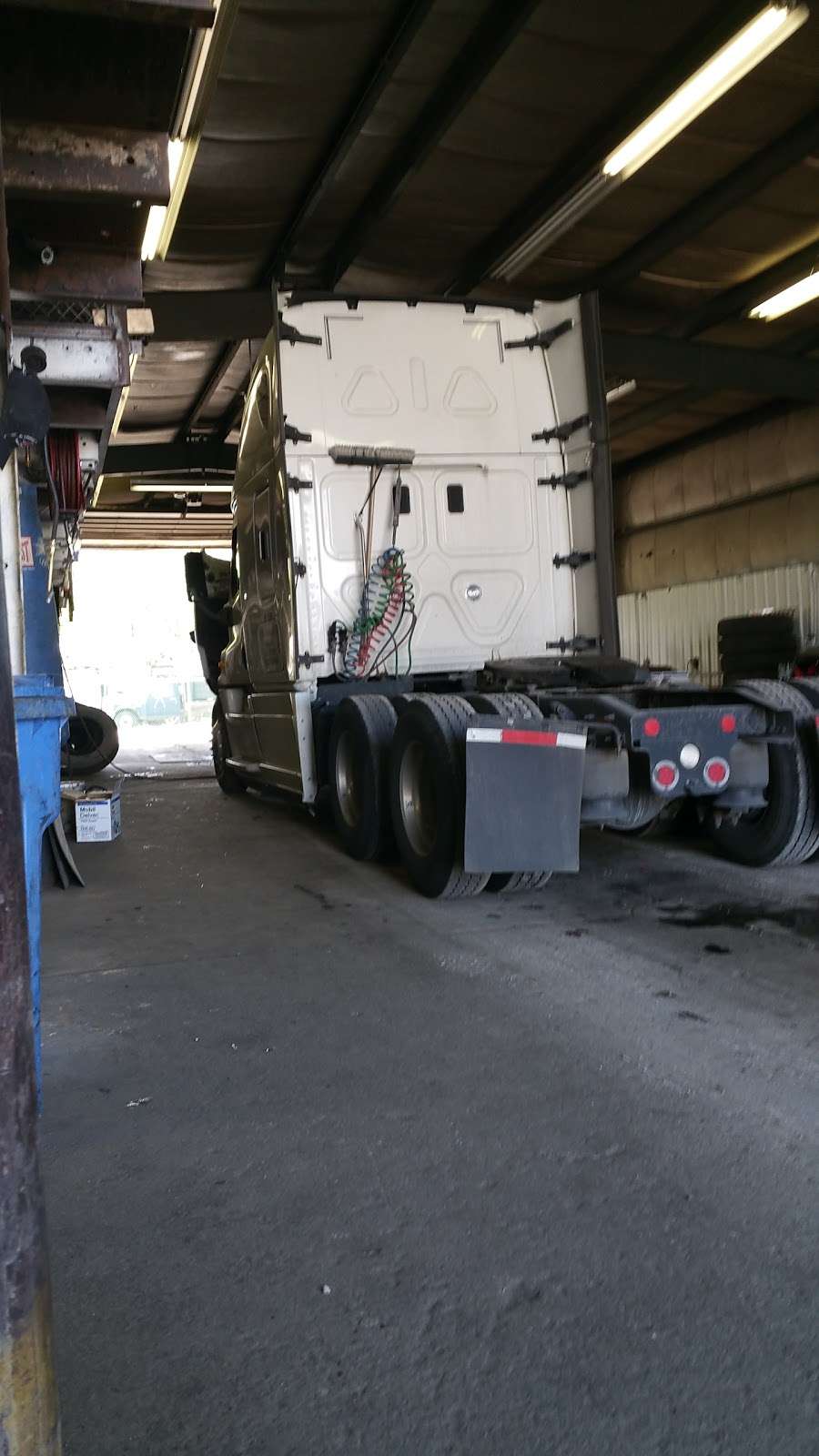 Lopez Truck Tires Service Inc. | 1201 W Vermont St, Calumet Park, IL 60827 | Phone: (708) 780-6748