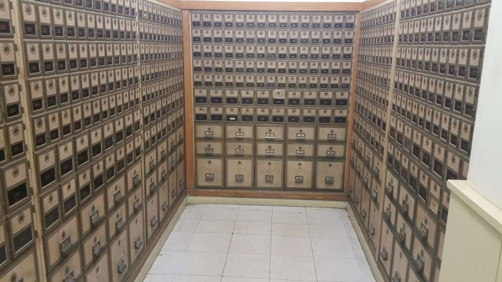 United States Postal Service | 326 N Genesee St, Waukegan, IL 60085, USA | Phone: (800) 275-8777