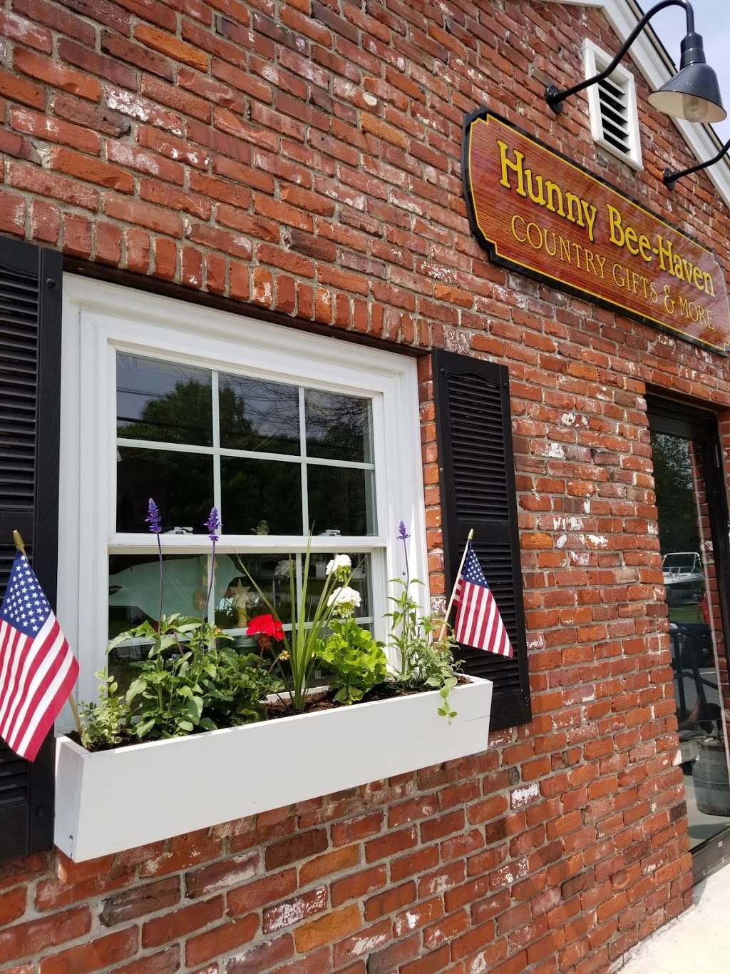 Hunny Bee-Haven Country Gifts And More | 8 Main St, Hampstead, NH 03841, USA | Phone: (603) 329-4900