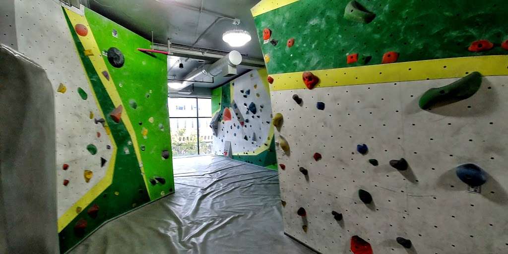 First Ascent Uptown | 4718 N Broadway, Chicago, IL 60640, USA | Phone: (773) 275-1212