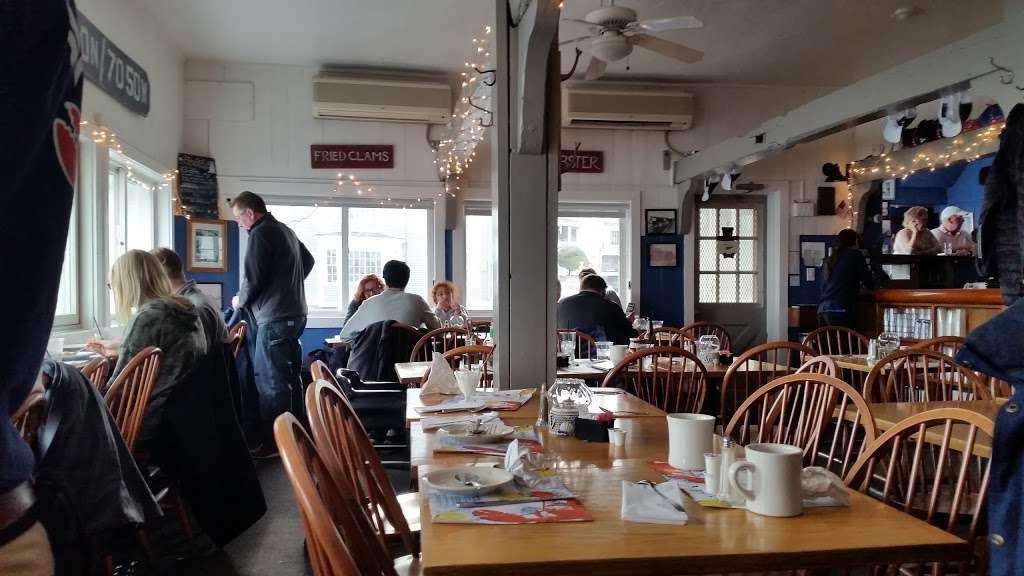 Barnacle Restaurant Inc | 141 Front St, Marblehead, MA 01945, USA | Phone: (781) 631-4236