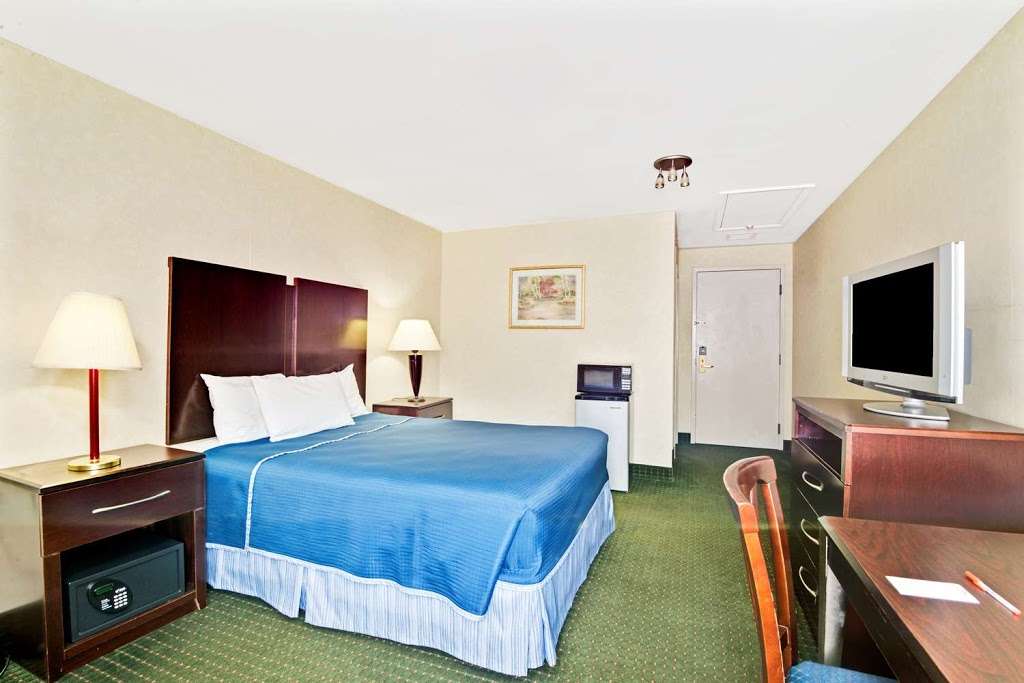 Howard Johnson by Wyndham Bethel | 21 Stony Hill Rd, Bethel, CT 06801, USA | Phone: (203) 743-3855